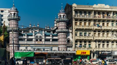Bengali Sunni Jameh: Masjid yang Berada di Pusat Kota Yangon, Myanmar - Surau.co